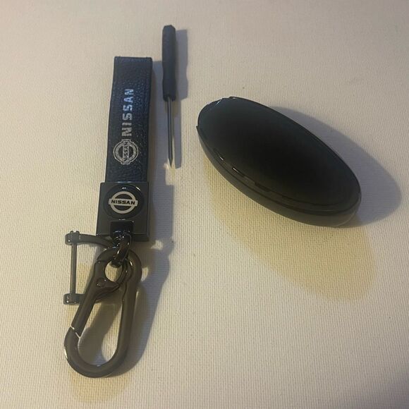 Nissan Logo Key Fob Keychain in Black Leather and Key Fob Cover in Black NWT - Picture 6 of 7